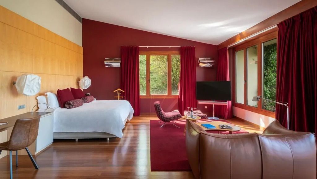 Elegantes Schlafzimmer mit modernem Design und großzügigem Fenster mit Ausblick