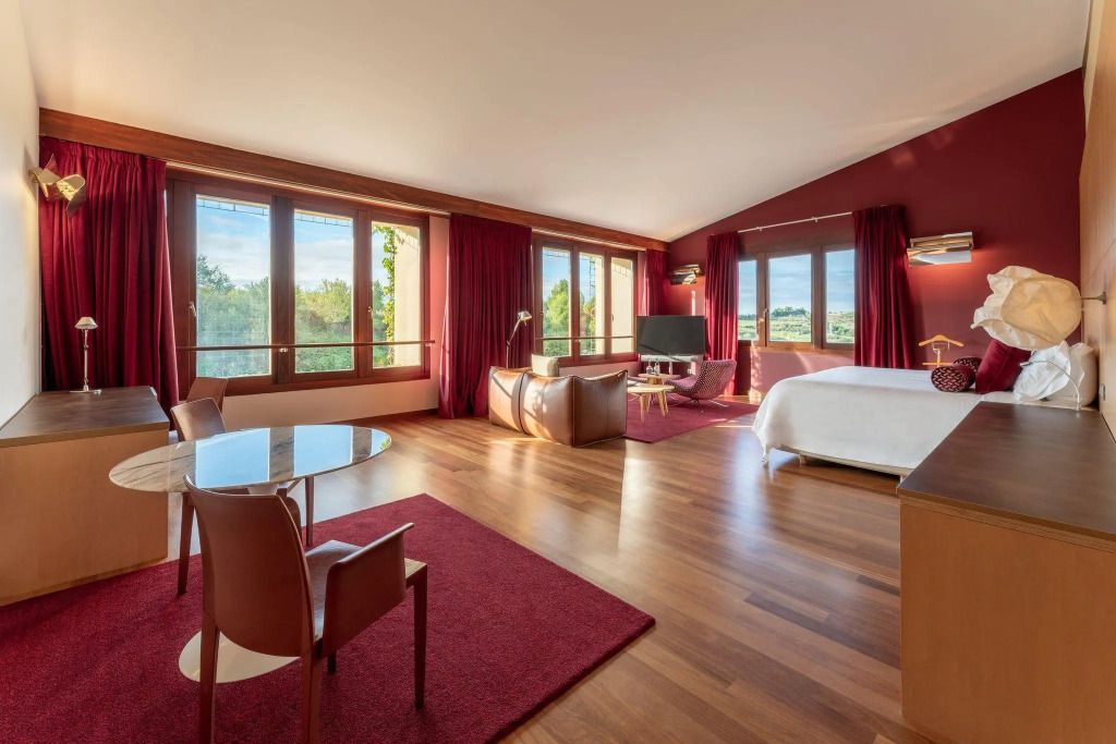 Helles Schlafzimmer mit luxuriösem Interieur und großem Glasfenster