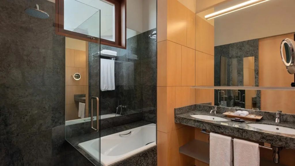 Modernes Badezimmer mit Glasdusche und stilvollem Holzdesign