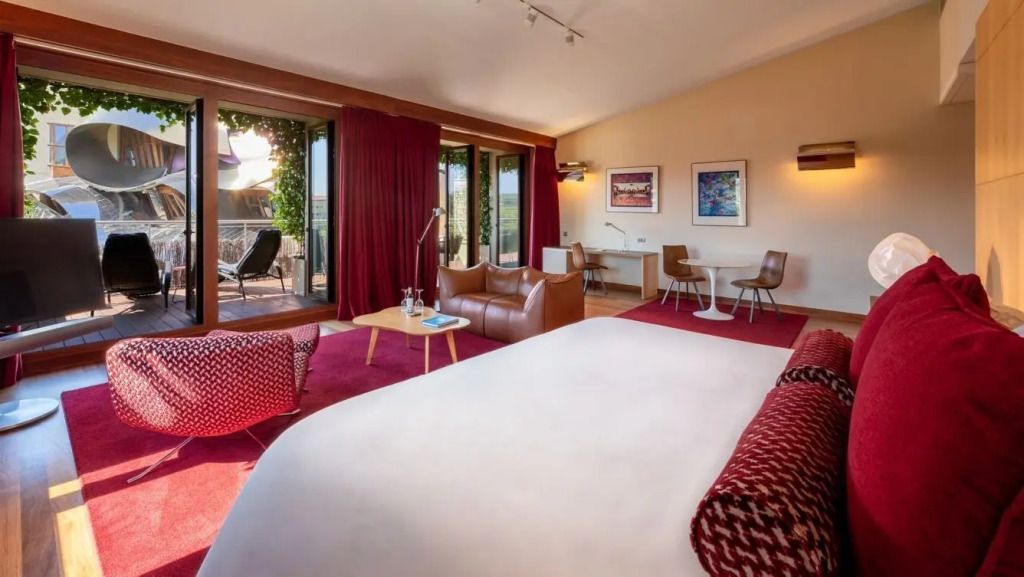 Geräumige Suite mit modernem Design und Terrasse mit grüner Aussicht