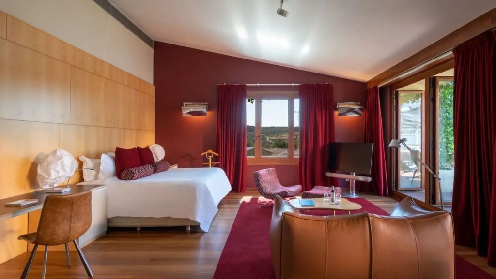 Luxuriöser Wohnbereich der Suite mit großem Fenster und stilvollem Dekor