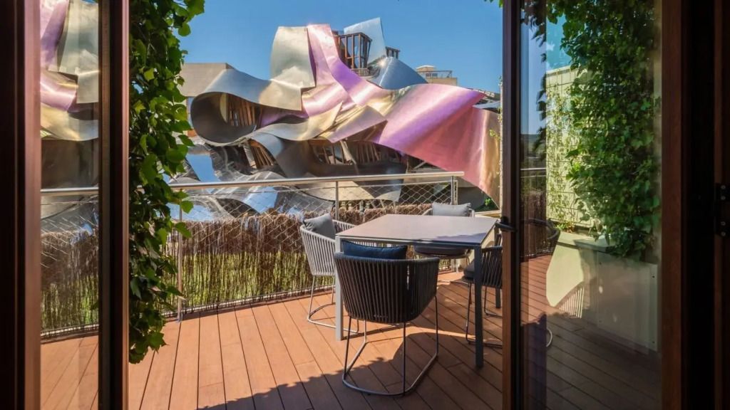 Terrasse mit Blick auf die ikonische Fassade des Marques de Riscal Hotels