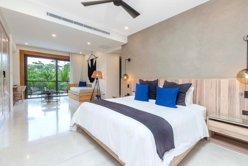 Geräumiges Doppelzimmer mit modernem Design und großem Bett