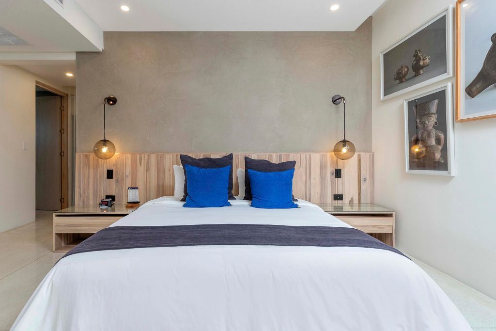 Bett in einem stilvoll eingerichteten Zimmer mit beruhigender Beleuchtung