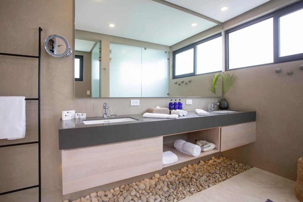 Modernes Badezimmer mit Doppelwaschbecken und natürlichem Licht