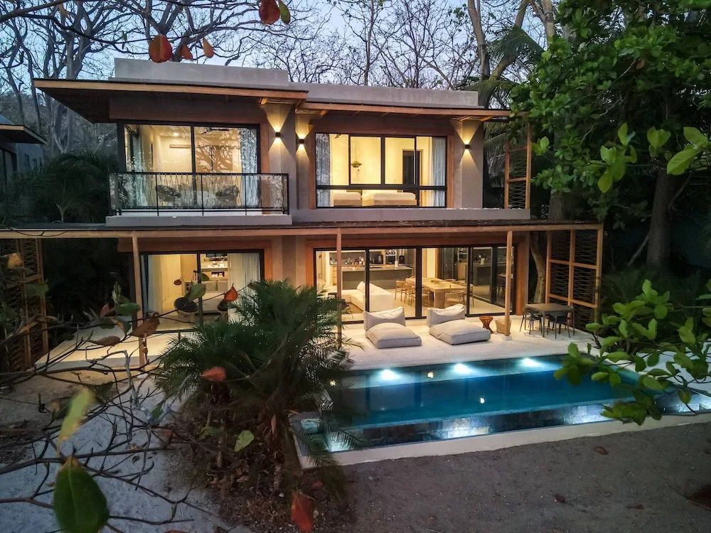 Luxus Villa mit zwei Etagen, Pool und umgeben von tropischem Grün.
