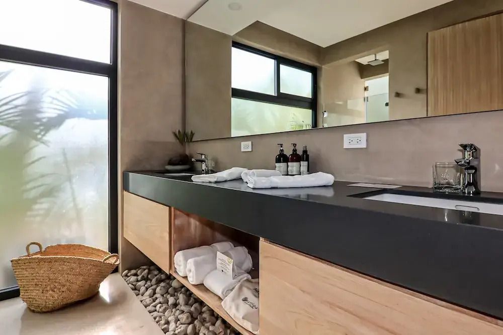 Modernes Badezimmer mit großen Fenstern und eleganter Ausstattung.