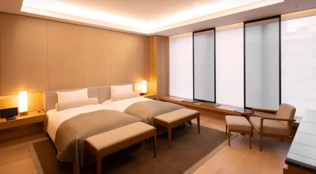 Ambassador Suite mit zwei Einzelbetten, elegantes Design und großer Fenstersicht.