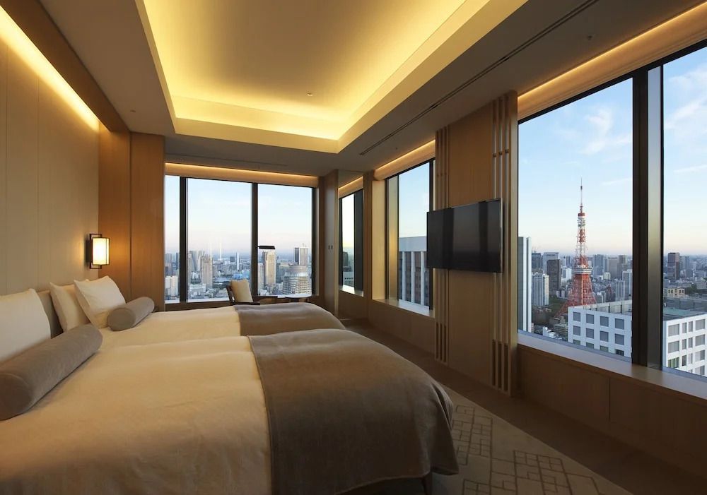 Moderne Club Doppel Suite mit zwei Einzelbetten und atemberaubender Aussicht auf Tokio.