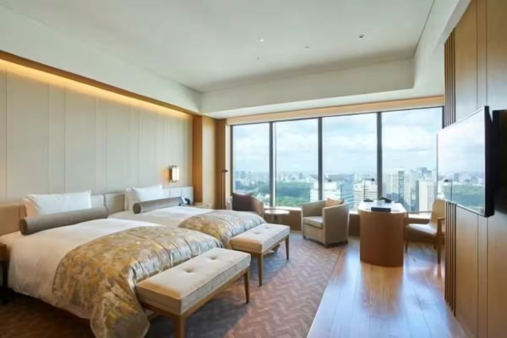 Großzügiges Hotelzimmer mit zwei Einzelbetten und beeindruckendem Stadtblick