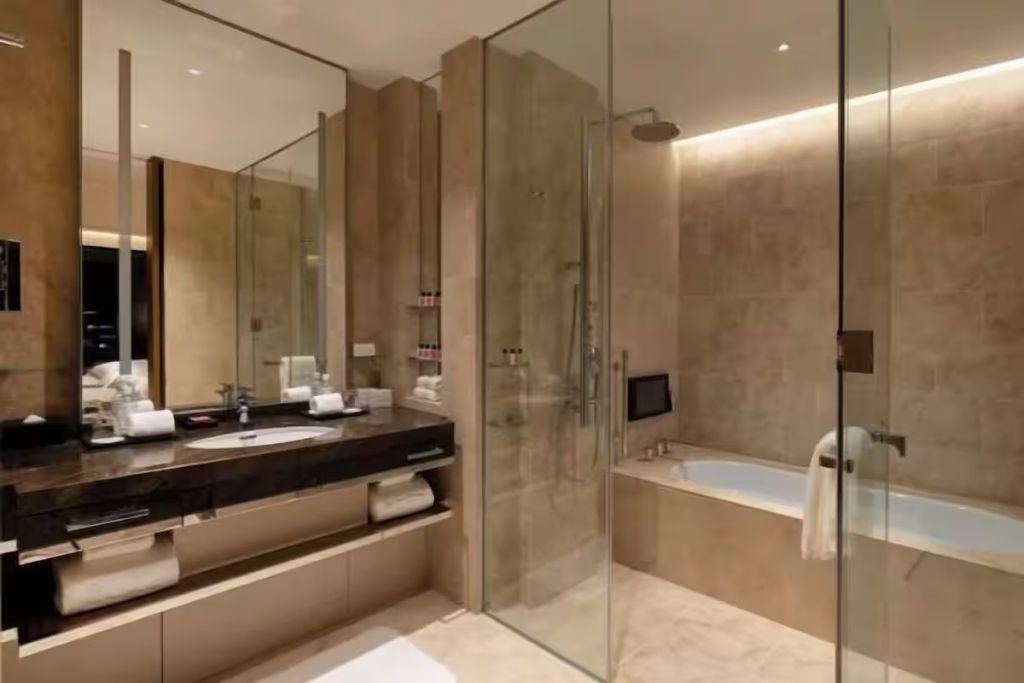 Modernes Badezimmer mit begehbarer Dusche, Badewanne und stilvollem Waschbereich
