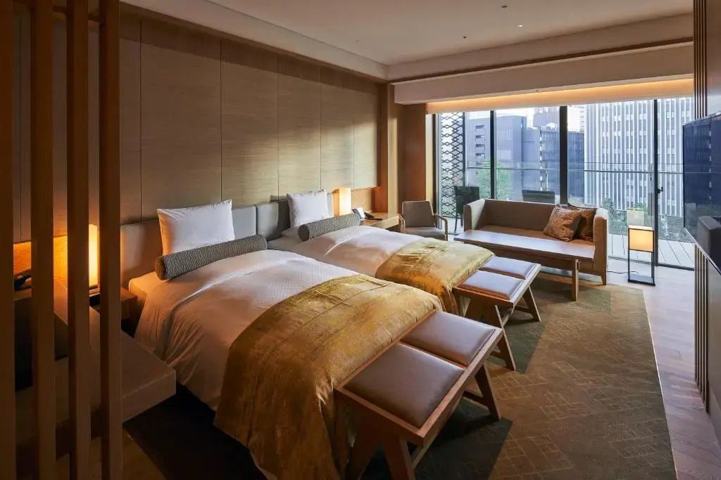 Geräumige Junior-Suite mit zwei Einzelbetten und Stadtblick