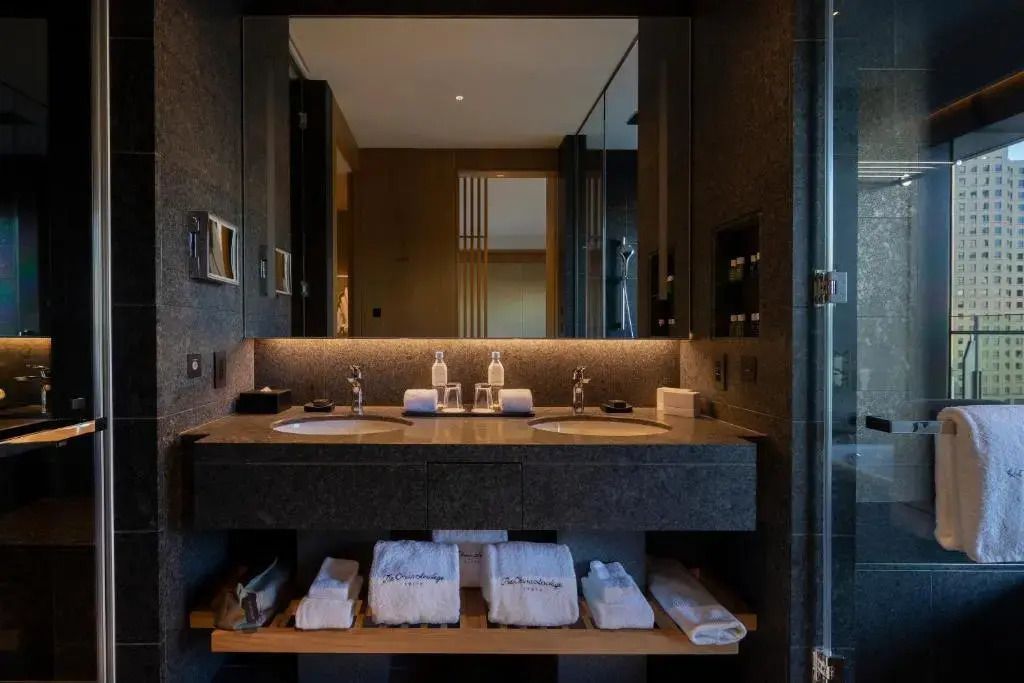 Modernes Badezimmer mit Doppelwaschbecken und luxuriösen Annehmlichkeiten