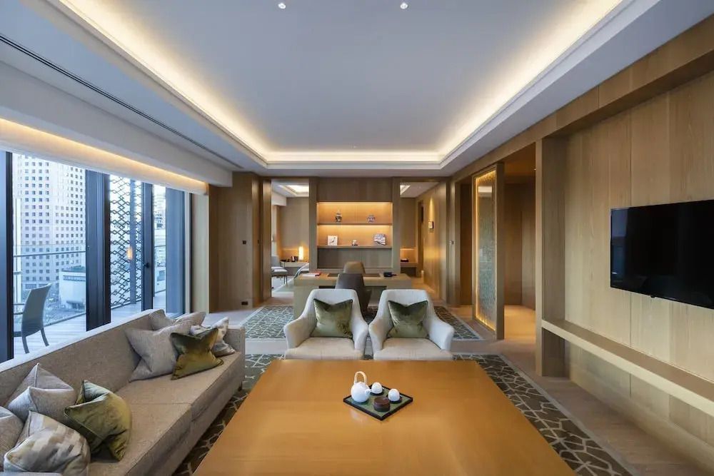 Geräumiges Wohnzimmer mit stilvoller Dekoration und modernen Möbeln in einer Suite.