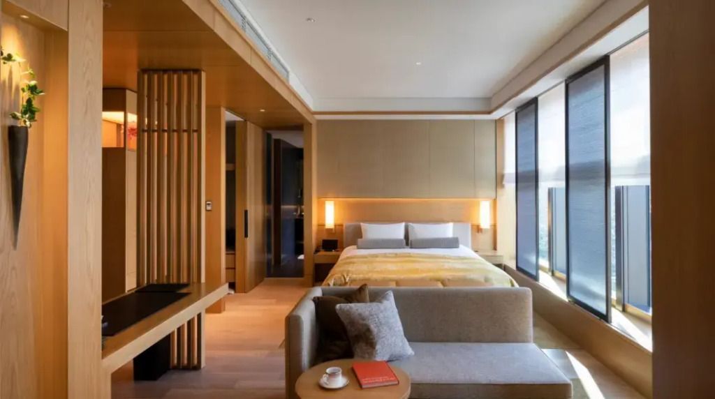 Geräumiges Hotelzimmer mit Doppelbett und modernem Interieur