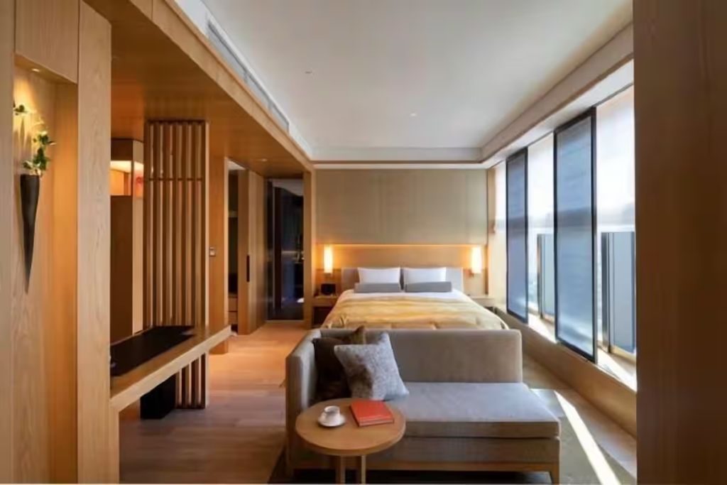 Geräumige Suite mit Doppelbett und eleganter Sitzecke am Fenster
