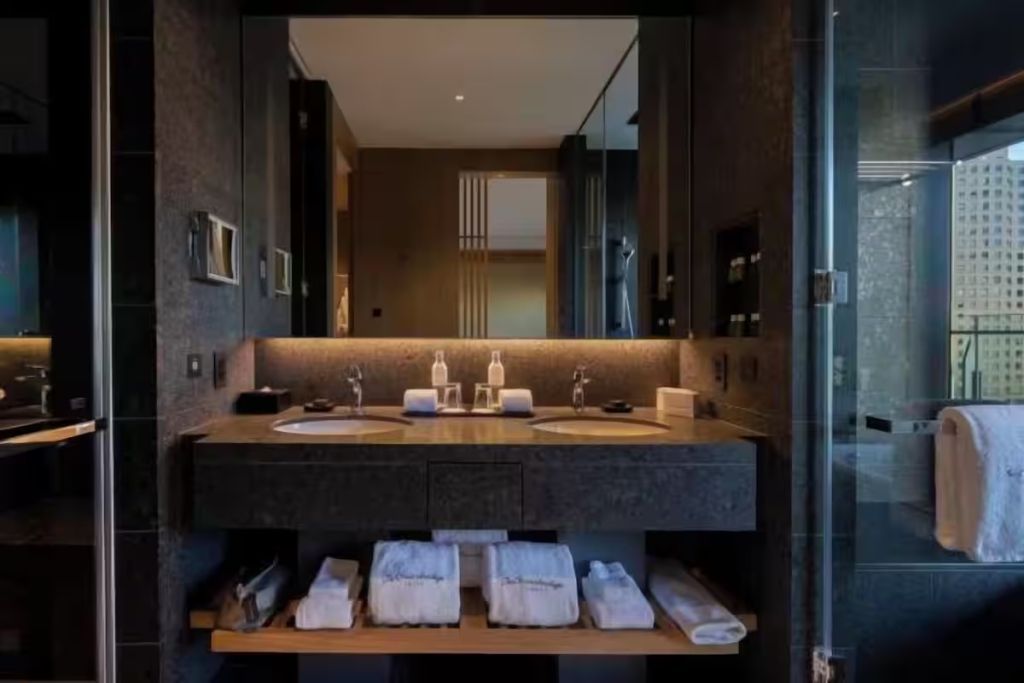 Elegantes Badezimmer mit Doppelwaschbecken und luxuriösen Handtüchern