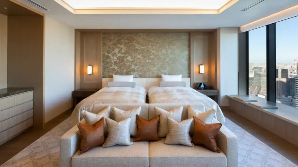 Luxuriöse Suite mit zwei Einzelbetten und stilvollem Dekor im The Okura Tokyo