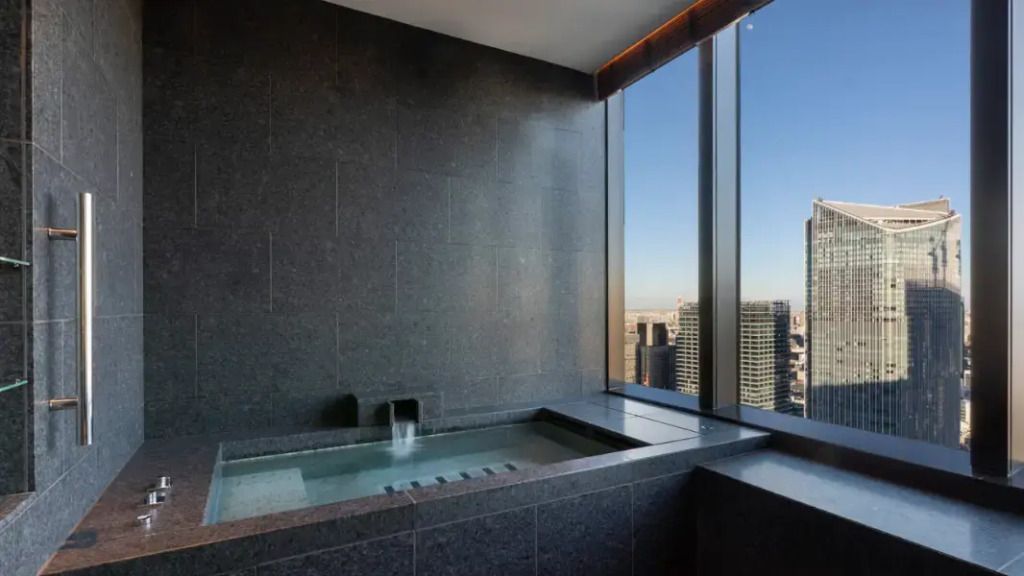 Moderne Badewanne mit Blick auf die Skyline von Tokio im The Okura Tokyo