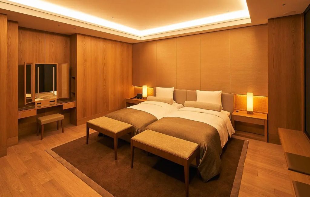 Luxuriöses Schlafzimmer mit zwei Einzelbetten und warmem Holzdekor