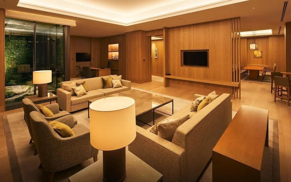 Wohnbereich mit modernen Sofas und dezenter Beleuchtung