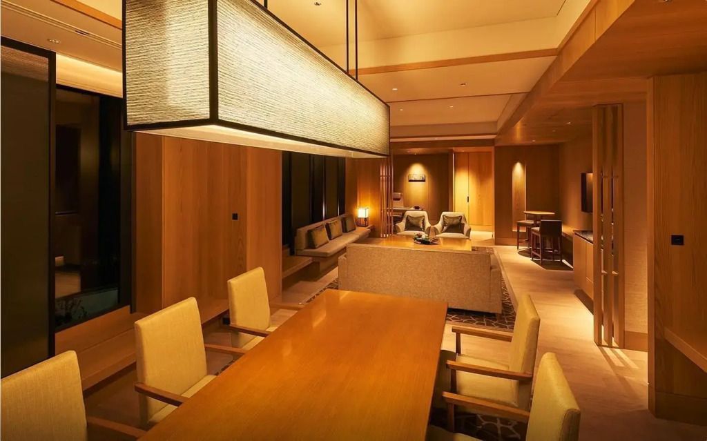 Elegantes Esszimmer mit großem Holztisch und gedämpftem Licht
