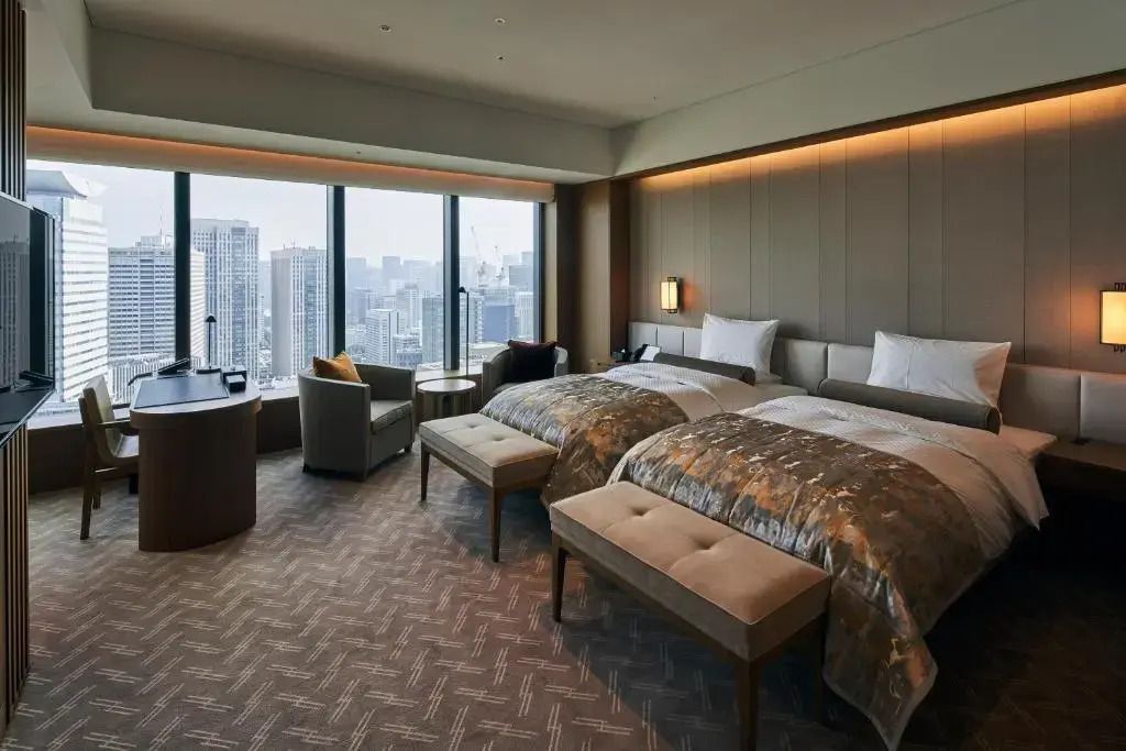 Gemütliches Prestige Zimmer mit zwei Einzelbetten und weitem Blick auf die Skyline.