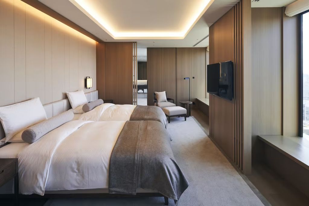Luxuriöse Suite mit zwei Einzelbetten und moderner Holzeinrichtung.