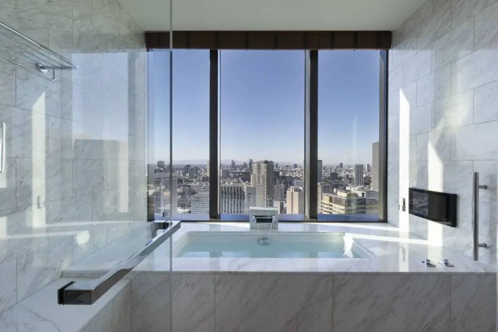 Luxus-Badezimmer mit großem Fenster und Stadtblick
