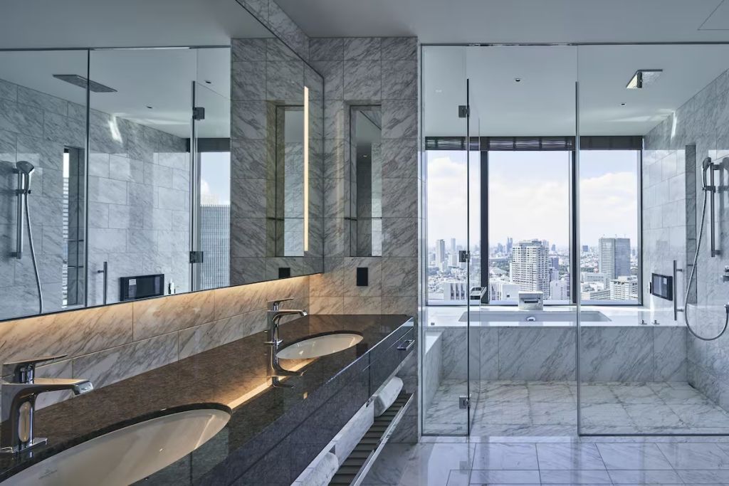Modernes Badezimmer mit Doppellavabo und Stadtblick