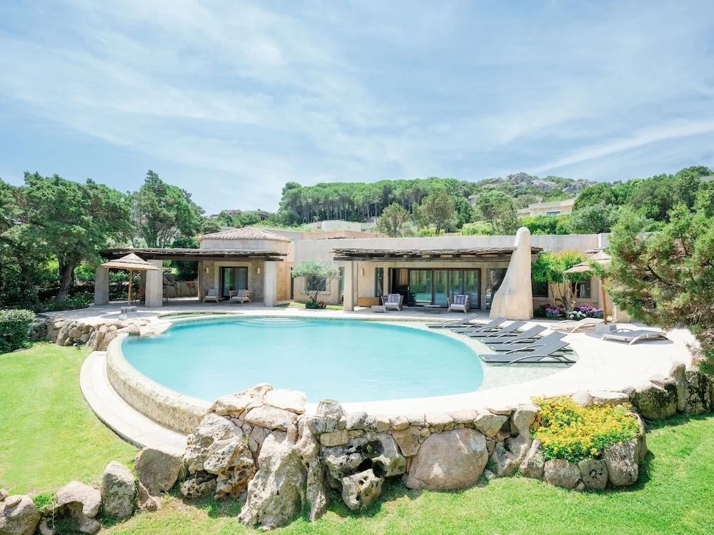 Luxuriöse Villa mit privatem Pool und Garten in natürlicher Umgebung