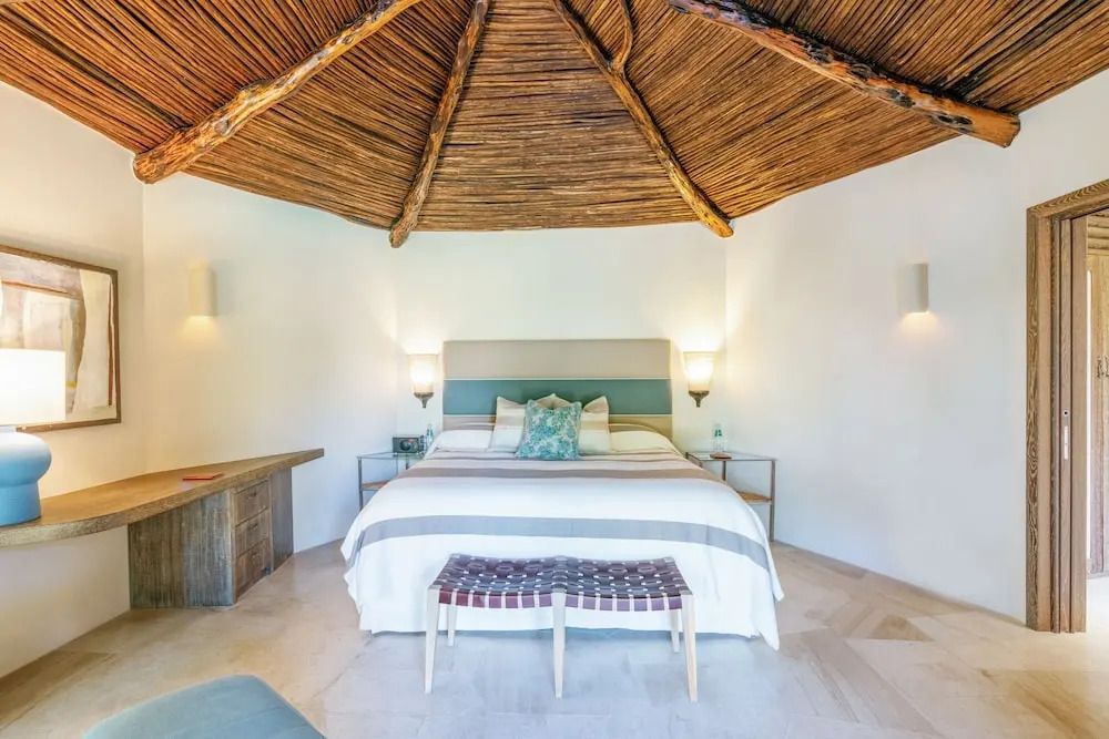 Schlafzimmer mit Holzbalkendecke und stilvollem Interieur