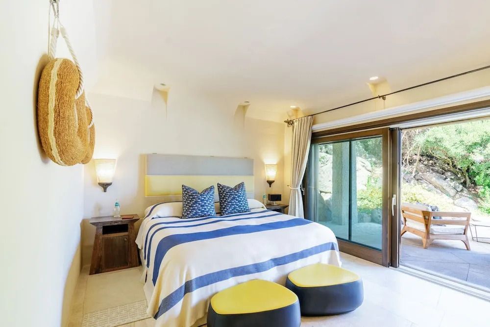 Modernes Schlafzimmer mit großen Fenstern und Gartenblick
