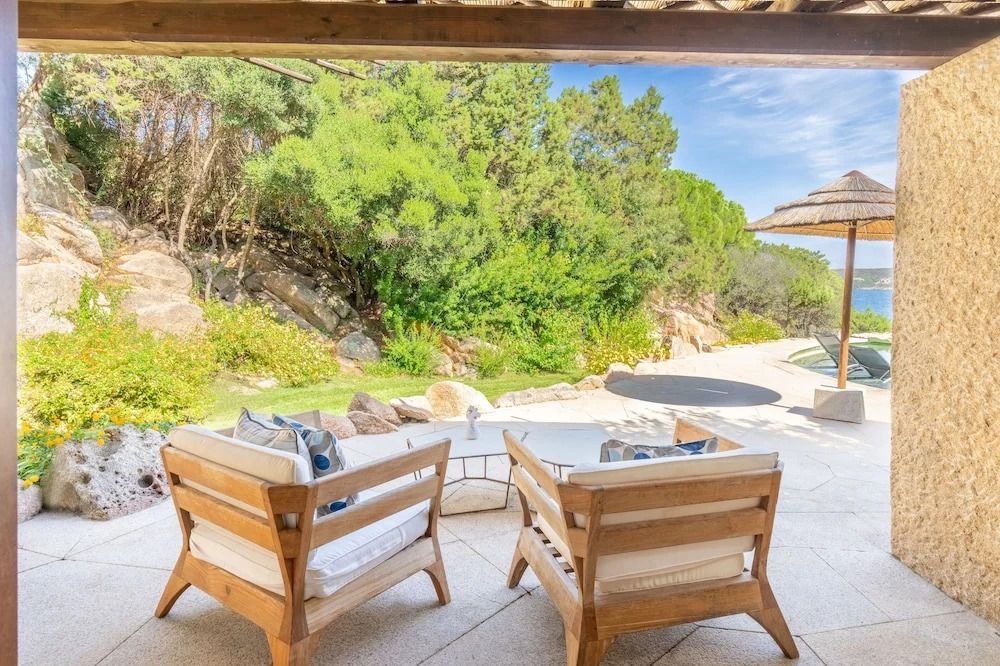 Terrasse mit gemütlichen Sesseln und Gartenblick im Hotel Pitrizza