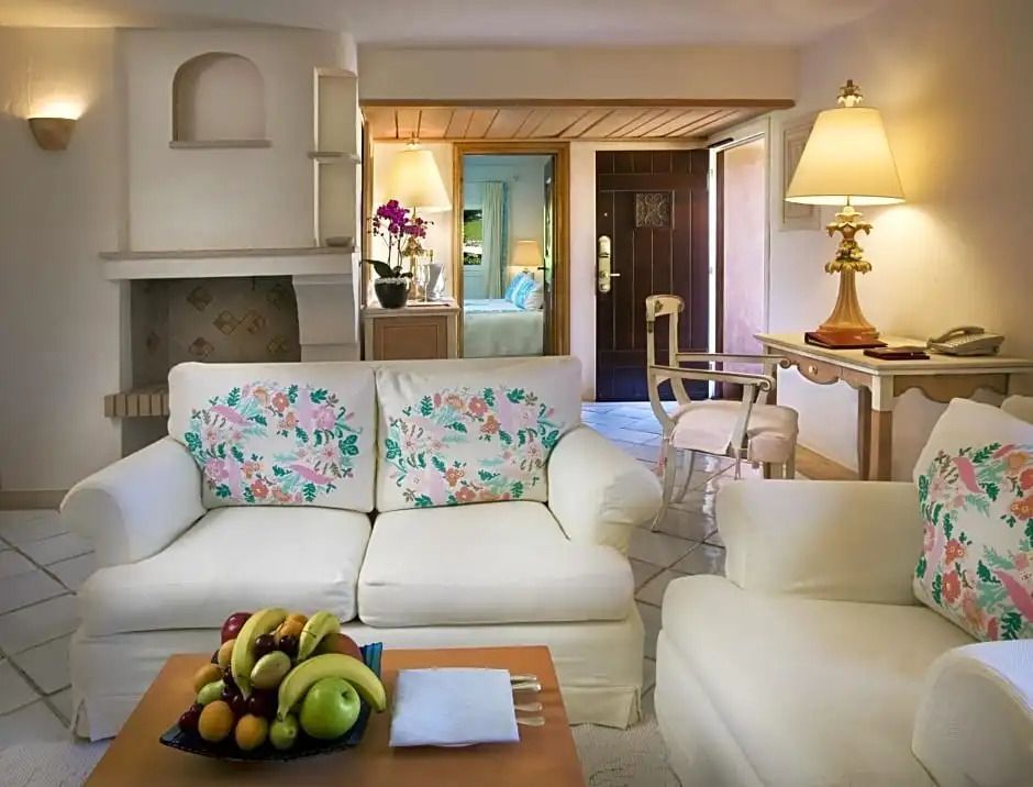 Eleganter Wohnbereich der Suite mit Sofa und Kamin im Hotel Pitrizza