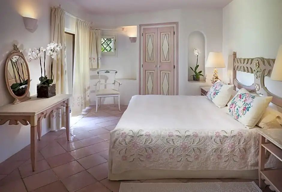 Helles Schlafzimmer mit Doppelbett und Blumen-Dekor im Hotel Pitrizza