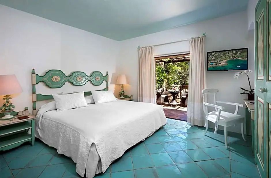 Modernes Schlafzimmer mit großzügigem Bett und Zugang zur Terrasse