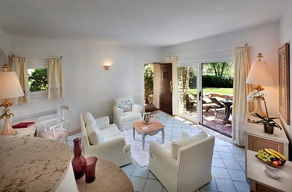 Heller Wohnbereich mit Zugang zur privaten Terrasse im Hotel Pitrizza