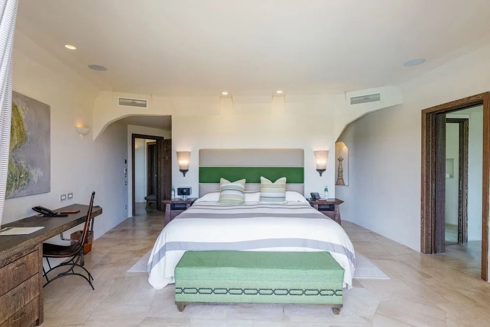 Luxuriöses Schlafzimmer mit Doppelbett und grünen Akzenten