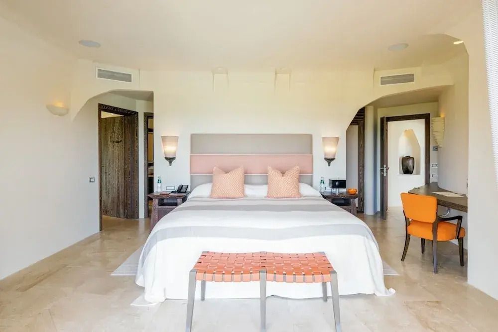 Chic Einrichtung im Schlafzimmer mit orangefarbenen Akzenten und modernem Design