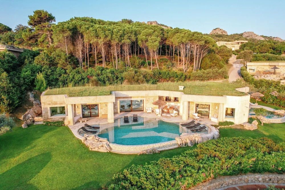 Luxuriöse Villa mit privatem Pool eingebettet in mediterrane Landschaft.