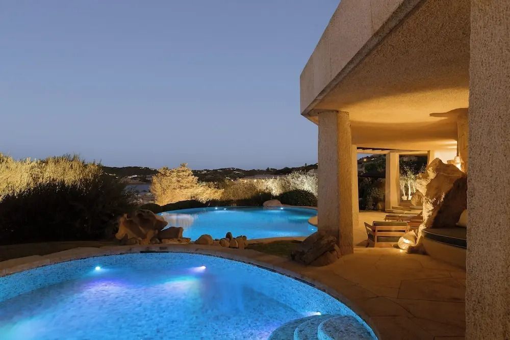 Abendstimmung mit beleuchtetem Pool und Terrasse im Hotel Pitrizza