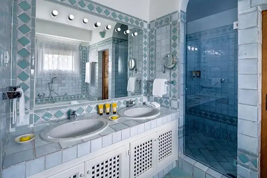 Helles Badezimmer mit Doppellavabo und geräumiger Dusche in elegantem Design.