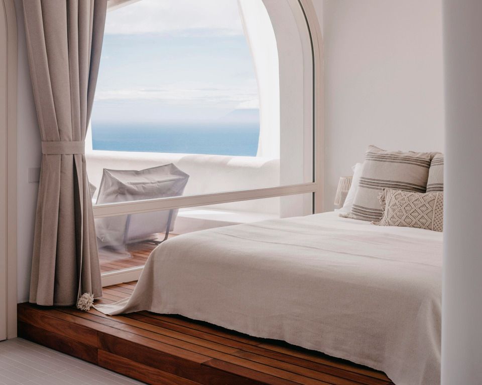 Helles Schlafzimmer mit Balkon und atemberaubendem Meerblick