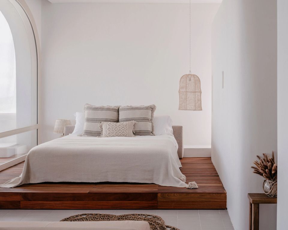Elegantes Schlafzimmerdesign in neutralen Farben mit modernem Flair