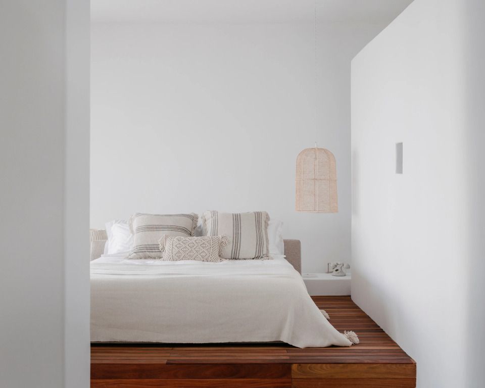 Weißes Schlafzimmer mit minimalistischen Akzenten und Holzdetails