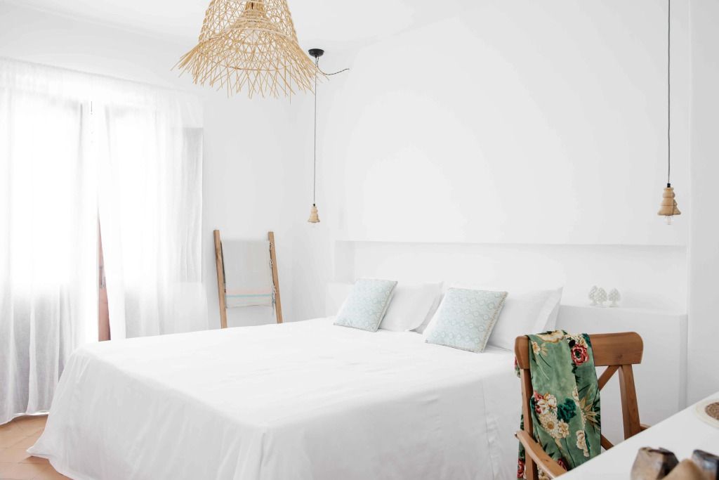 Helles Superior Doppelzimmer mit weißem Doppelbett und dekorativen Kissen