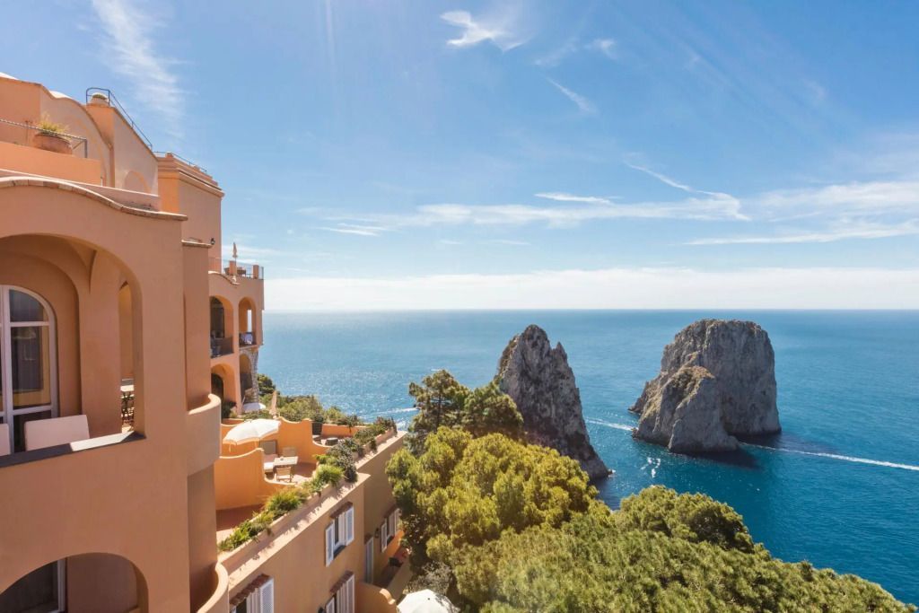 Hotel Punta Tragara mit Blick auf das Meer und markante Felsen im Hintergrund