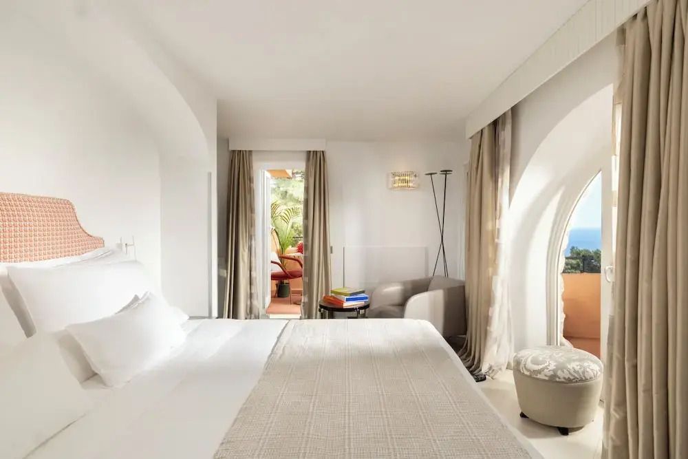 Helles Doppelzimmer mit Balkon Blick auf Garten stilvolle Einrichtung