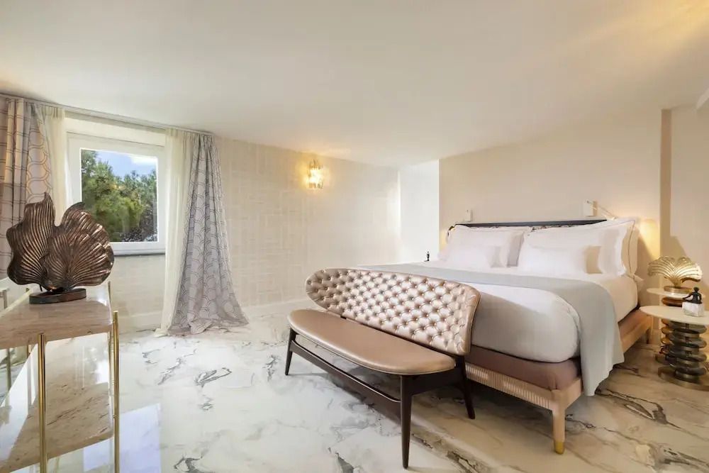 Luxuriöses Doppelzimmer mit marmorner Einrichtung und Gartenblick